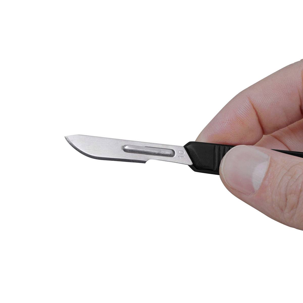 Eine Hand hält ein chirurgisches Skalpell mit schwarzem Griff und silberner Klinge, bereit zum Schneiden.