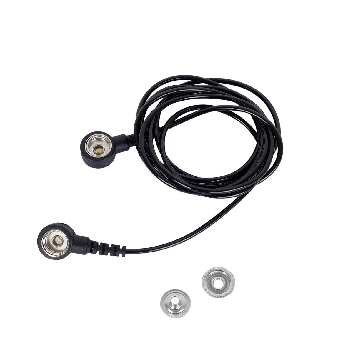 Ein schwarzes Kabel mit zwei Steckverbindern und zwei passenden Metalladaptern auf weißem Hintergrund.