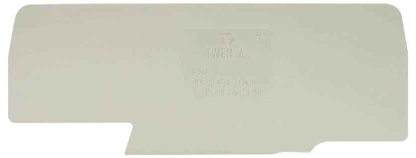 Ein rechteckiges, helles Kunststoffteil mit einer Prägung, die technische Informationen und Nummern enthält.