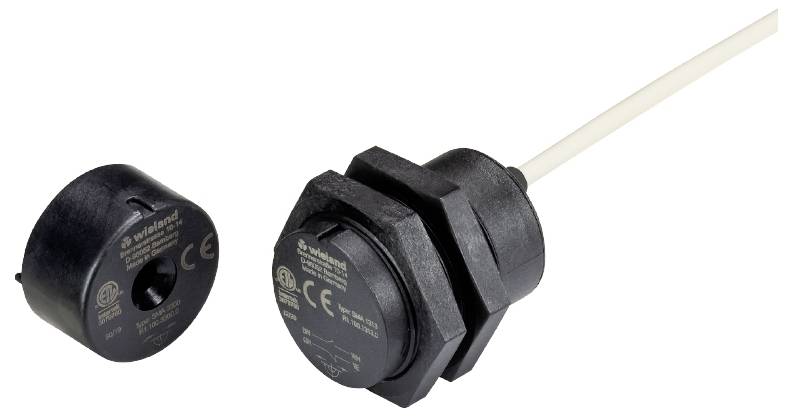 Ein zylindrischer Sensor und seine Montagemutter. Beide haben technische Spezifikationen auf der Oberfläche aufgedruckt.
