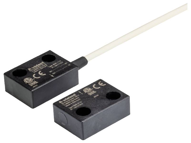 Zwei schwarze magnetische Näherungssensoren mit CE- und UL-Zeichen, verbunden durch ein weißes Kabel.