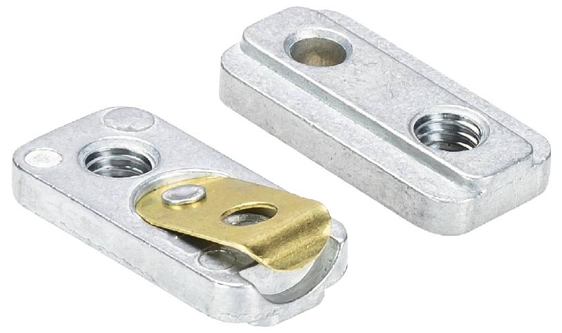 Möbelverbinder aus Metall, bestehend aus zwei flachen Teilen, einer mit einer schwenkbaren, goldenen Lasche.