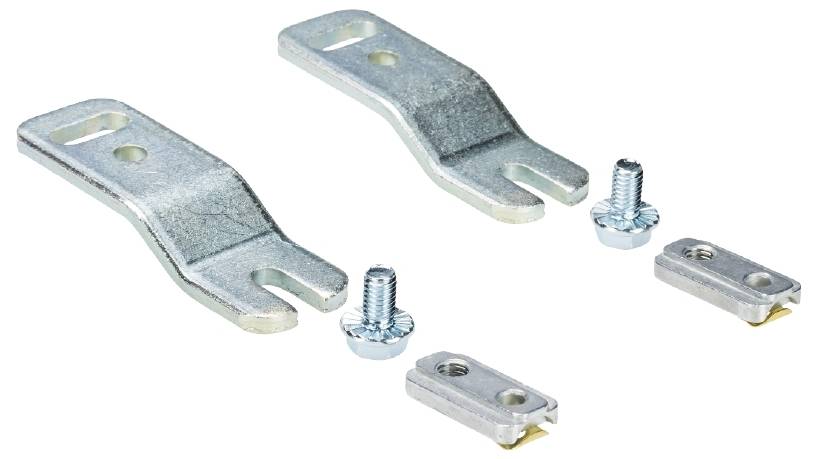 Zwei Metallhalterungen mit Befestigungslöchern, Schrauben und rechteckigen Metallplatten, angeordnet auf einem weißen Hintergrund.