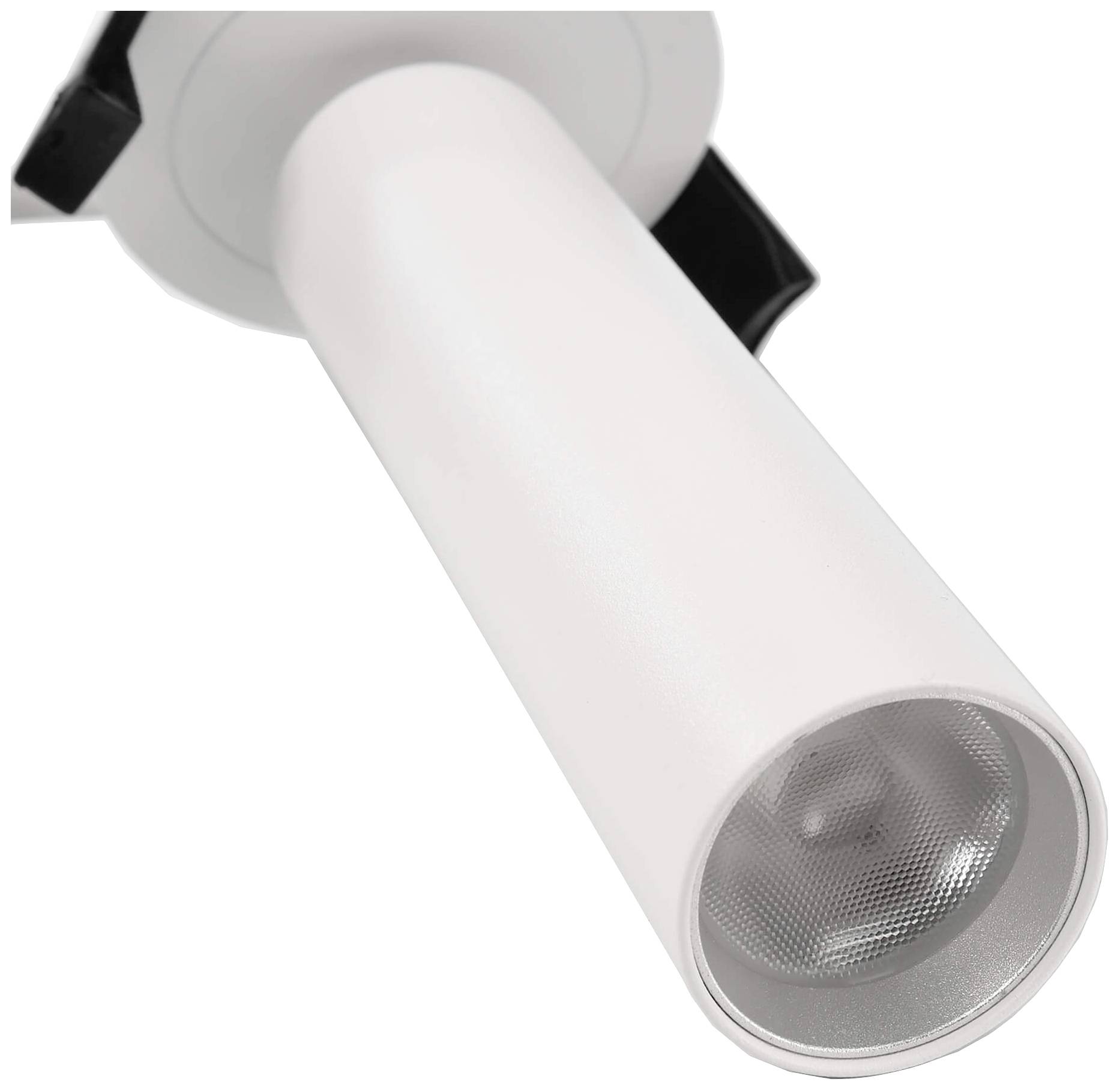 Weiße, zylindrische Deckenleuchte mit silbernem Reflektor, die schräg nach unten zeigt.