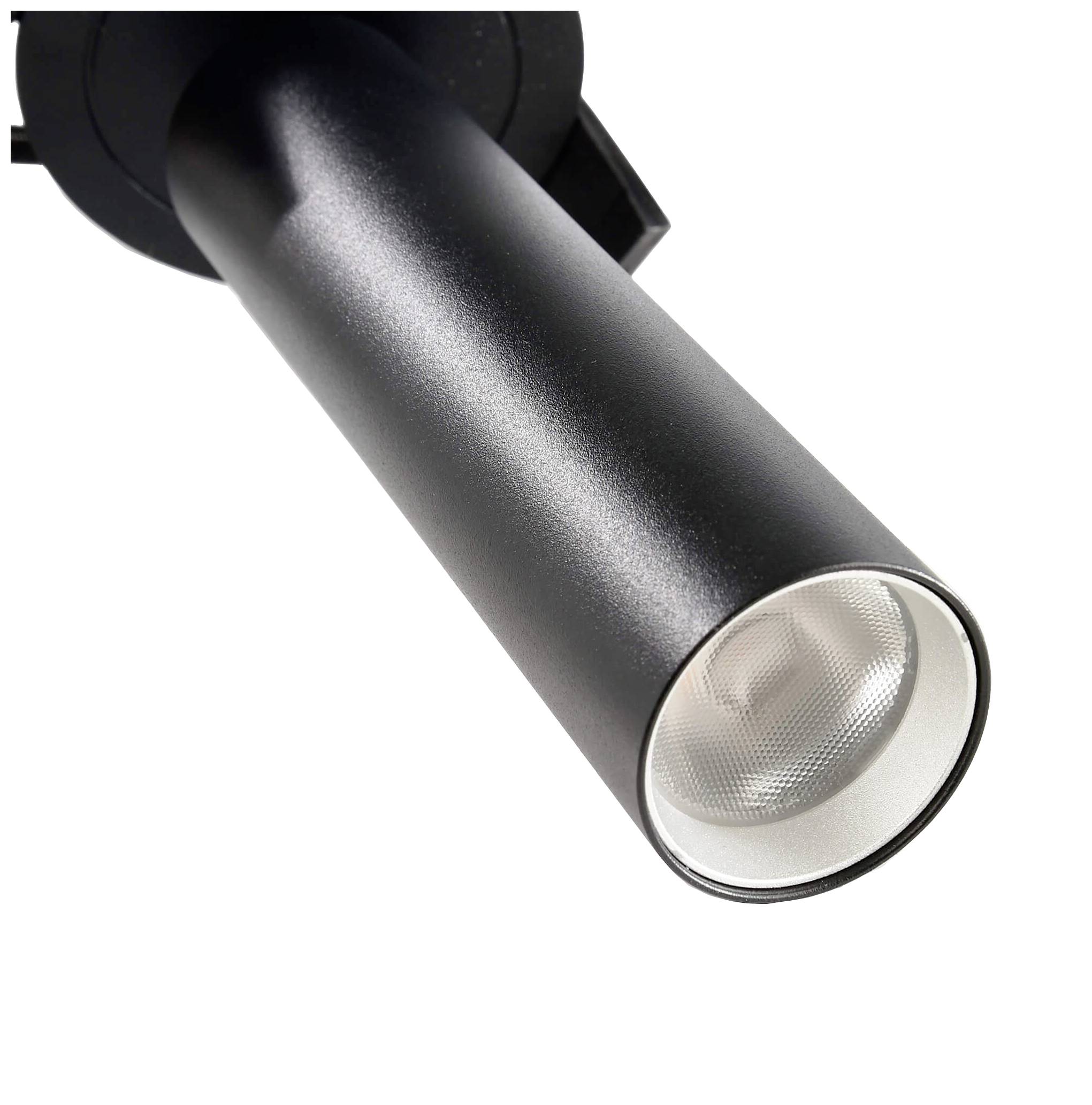 Eine schwarze, zylindrische Spotlampe zeigt nach unten und wird von einer Deckenhalterung abgehängt.