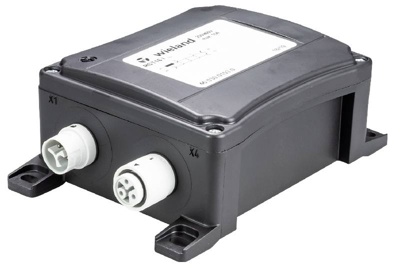 Schwarzes elektrisches Anschlussgehäuse mit Markenaufdruck und zwei weißen Steckverbindungen auf gegenüberliegenden Seiten.