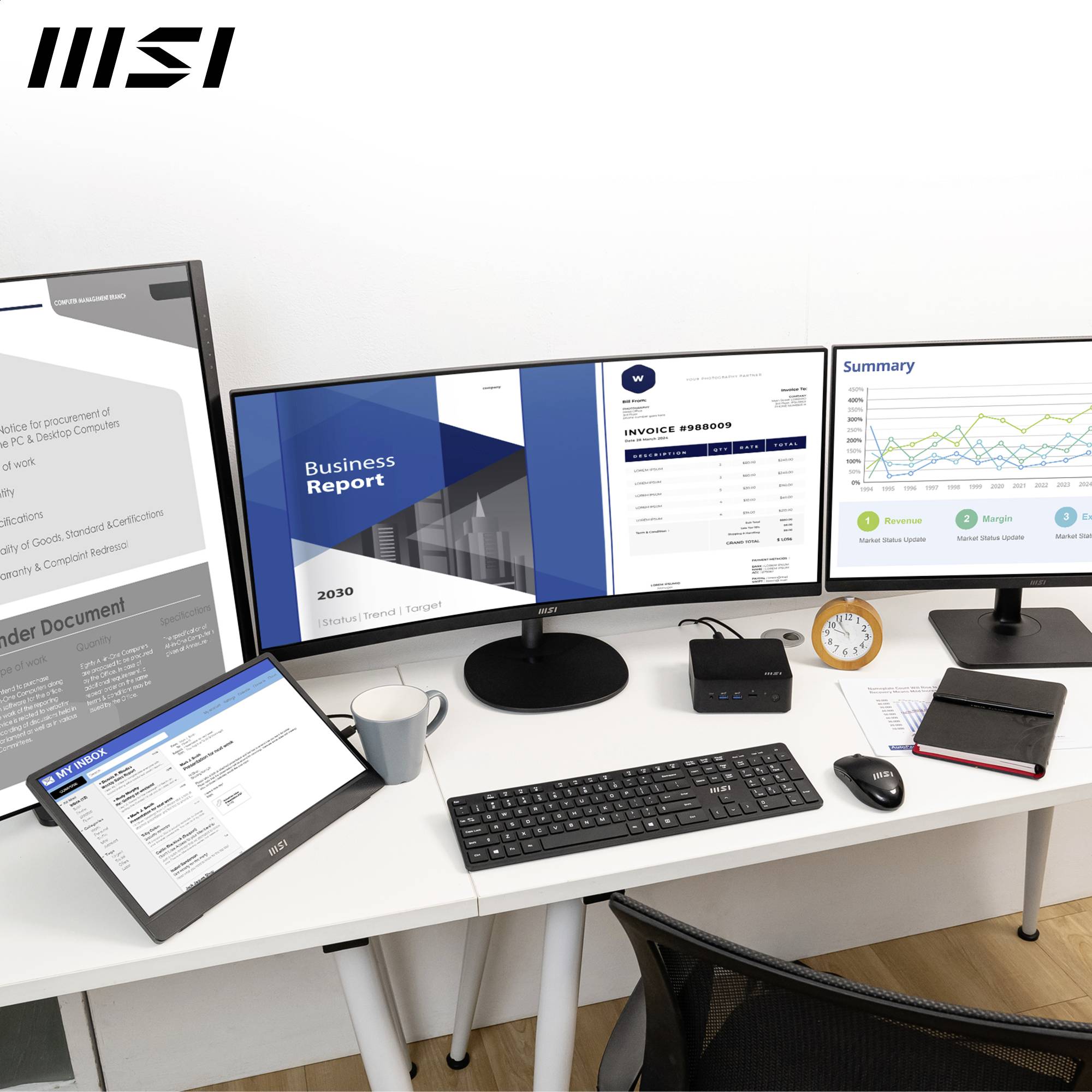 Ein Schreibtisch mit zwei Monitoren, Tastatur, Maus und Dokumenten. Bildschirme zeigen Geschäftspräsentationen und Datenberichte.