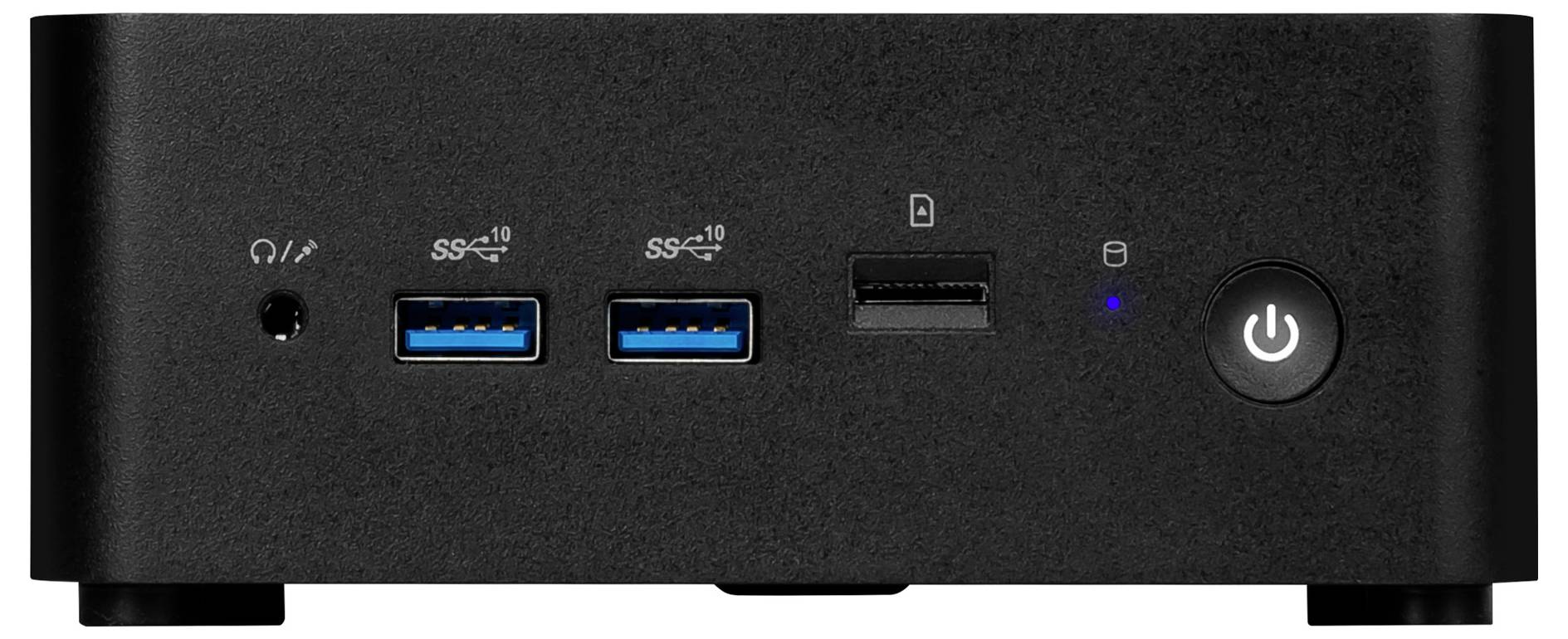 Rückseite eines schwarzen Mini-PCs mit USB-Ports, Kopfhöreranschluss, SD-Kartensteckplatz und Power-Taste. Blaue LED-Anzeige leuchtet.
