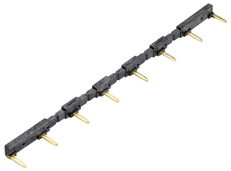 Einreihiger Stiftleistenstecker mit schwarzem Kunststoffgehäuse und goldenen Stiften, verwendet für elektronische Verbindungen.