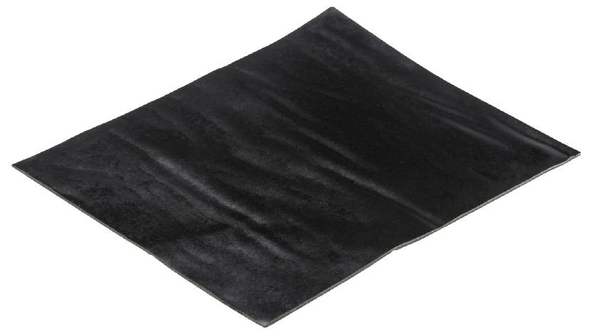 Schwarzes quadratisches Stück Stoff oder Material, flach und glatt auf dem Untergrund liegend.