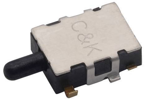 Eine Nahaufnahme eines kleinen elektronischen Schalters mit der Bezeichnung „C&K