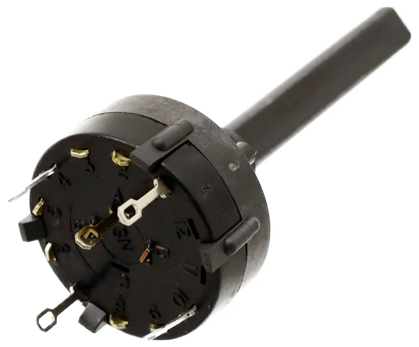 Ein schwarzer, zylindrischer Drehschalter mit mehreren Metallkontakten, die sich von seiner Basis erstrecken, wird in elektrischen Schaltkreisen oder Bedienfeldern verwendet.