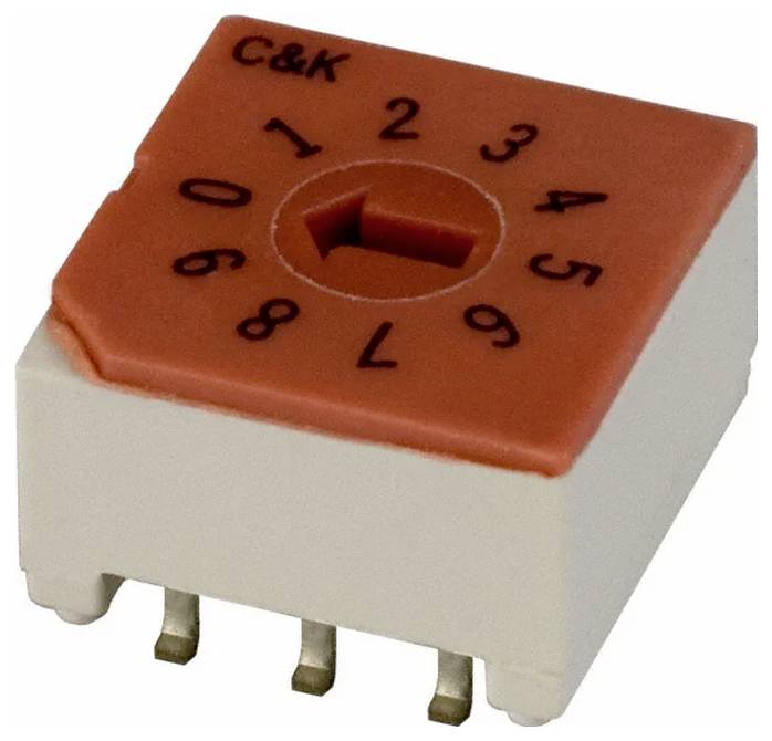 Ein Drehschalter-DIP-Schalter mit den Zahlen 0 bis 9 auf einer orangefarbenen Skala, wird zum Einstellen elektronischer Konfigurationen verwendet. Hersteller: C&K.
