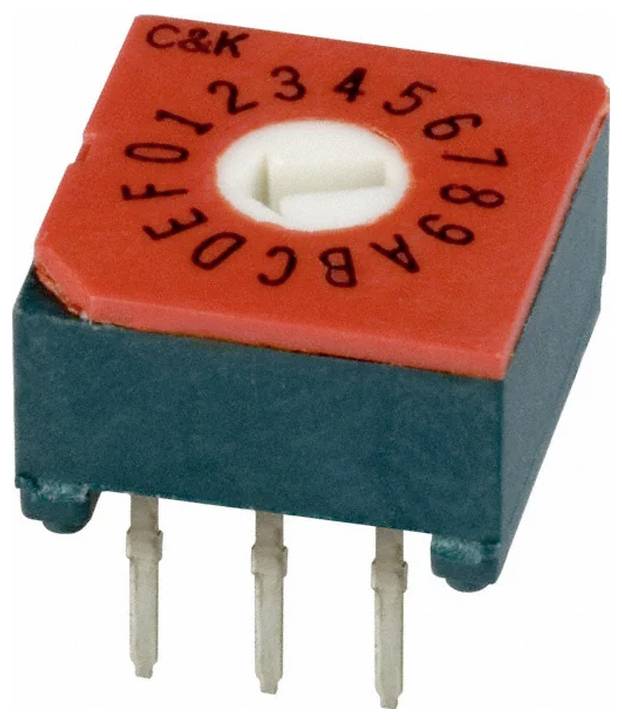 Roter Drehschalter mit weißem Zifferblatt, beschriftet mit 0-9 und A-F; C&K-Branding. Drei Metallstifte erstrecken sich von unten für elektronische Verbindungen.