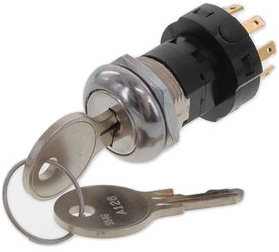 Ein Metallschlüssel, der in einen Schlosszylinder eingeführt ist, mit einem zusätzlichen Schlüssel an einem Schlüsselring, ausgestattet mit mehreren elektrischen Kontakten auf der Rückseite.