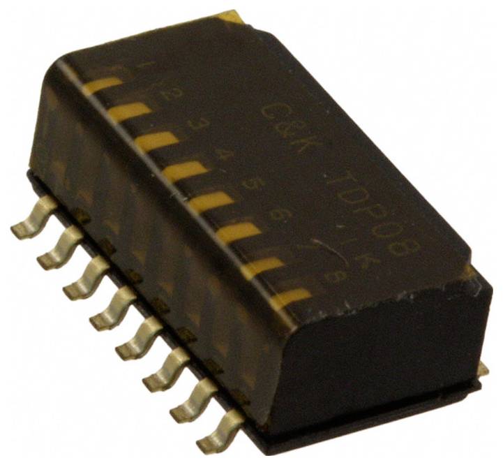 Ein Integrationschaltkreis-Chip mit mehreren Anschlüssen für elektronische Verbindungen, mit der Beschriftung „C&K TDP08