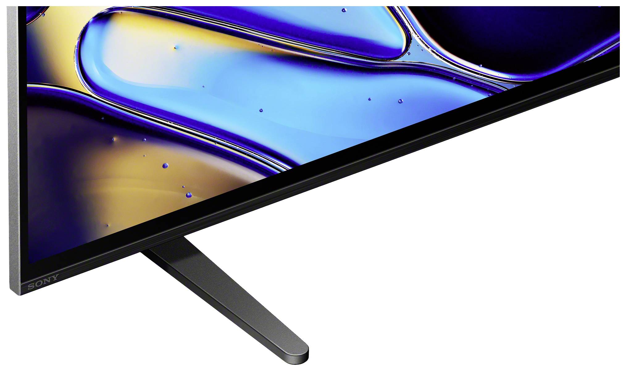Ein naher Blick auf den unteren Teil eines modernen Fernsehers mit blau-goldenem Display und einem schmalen, silbernen Standfuß.