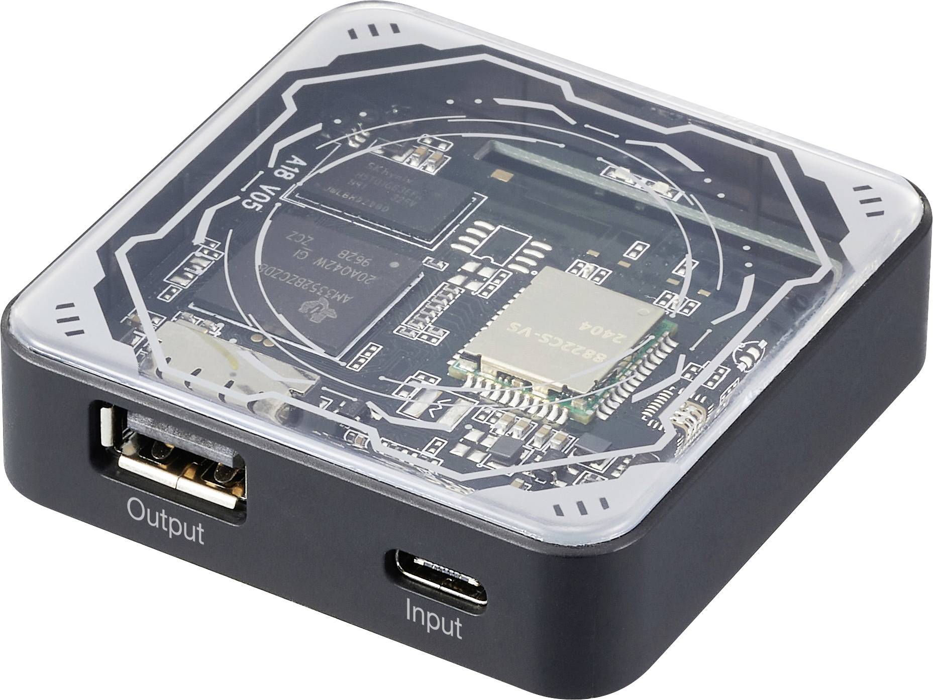 Ein schwarzes, quadratisches elektronisches Gerät mit sichtbarer integrierter Schaltplatte, Anschlüssen für 'Output' und 'Input'.