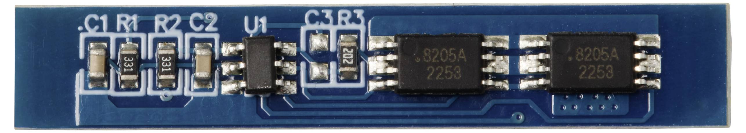 Eine blaue Leiterplatte mit mehreren kleinen elektronischen Bauteilen, einschließlich beschrifteter Kondensatoren und Chips.