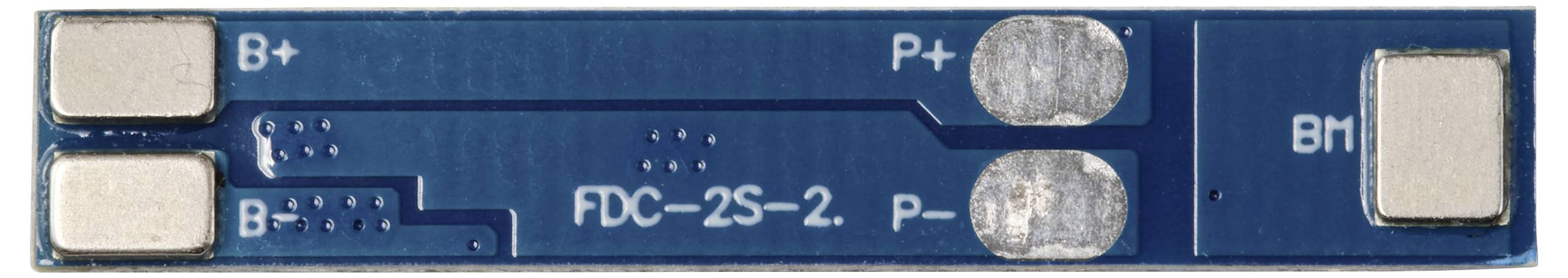 Ein blauer Leiterplattenstreifen mit Markierungen 'B+', 'B-', 'P+', 'P-' und 'BM'. Batterieverbindungsmodul für elektrische Schaltungen.