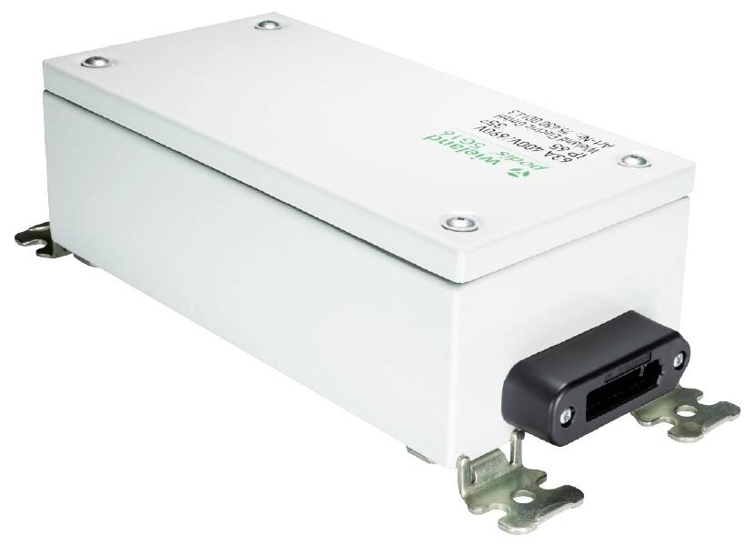 Rechteckiges, weißes elektronisches Gerät mit schwarzem Anschluss an der Seite, montiert auf Metallhalterungen.