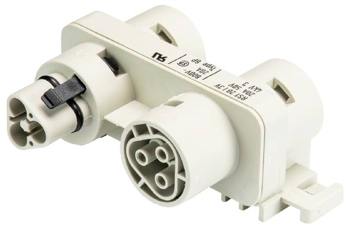 Ein weißer elektrischer Steckverbinder in einer T-Form mit mehreren Steckplätzen; er wird wahrscheinlich in Geräten verwendet.