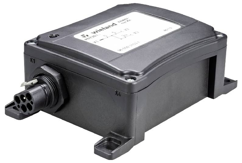 Ein schwarzes elektronisches Gerät mit mehreren Anschlüssen und einem Etikett auf der Oberseite, zeigt technische Spezifikationen.