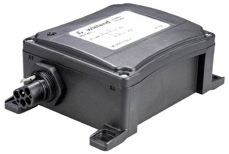 Ein rechteckiges elektronisches Gerät mit Anschlussbuchse auf einer Seite, schwarzes Gehäuse und Aufkleber mit technischen Spezifikationen oben.
