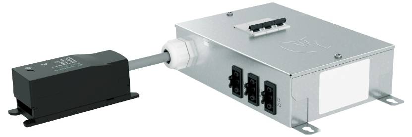 Metallisches Gehäuse mit schwarzem Anschlussgerät und Kabel, verwendet für elektrische Verkabelung oder Schalteinheiten.