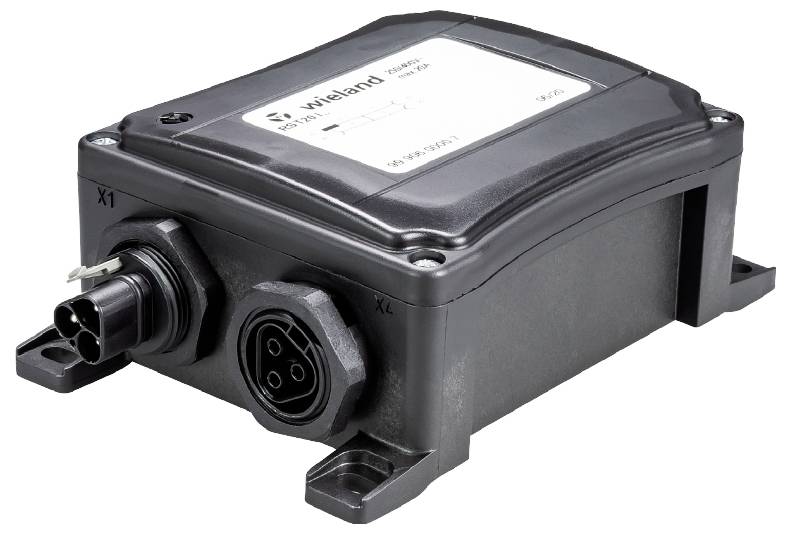 Schwarzes elektrisches Bauteil mit Steckverbindern und einem Label auf der Oberseite. Wird in technischen Anwendungen verwendet.
