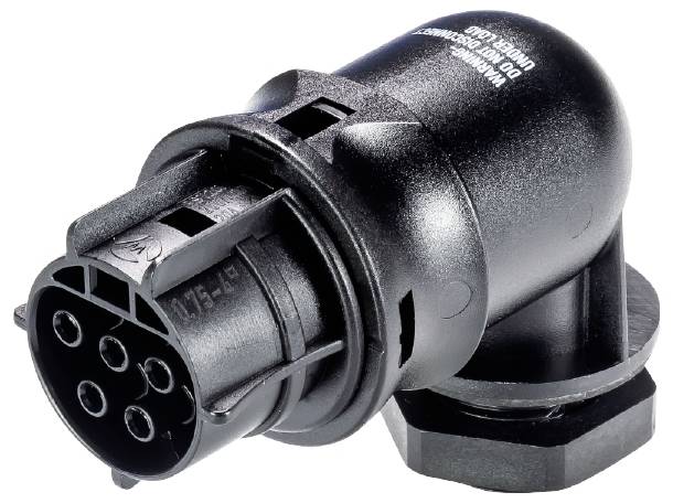Ein schwarzer, runder elektrischer Stecker mit mehreren Steckplätzen, auf einer weißen Oberfläche liegend.