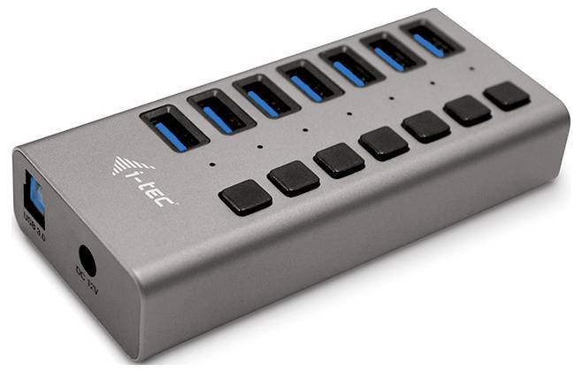 Externes USB-Hub mit sieben USB-Anschlüssen und Ein-/Ausschaltern, geeignet für die gleichzeitige Verbindung mehrerer Geräte.