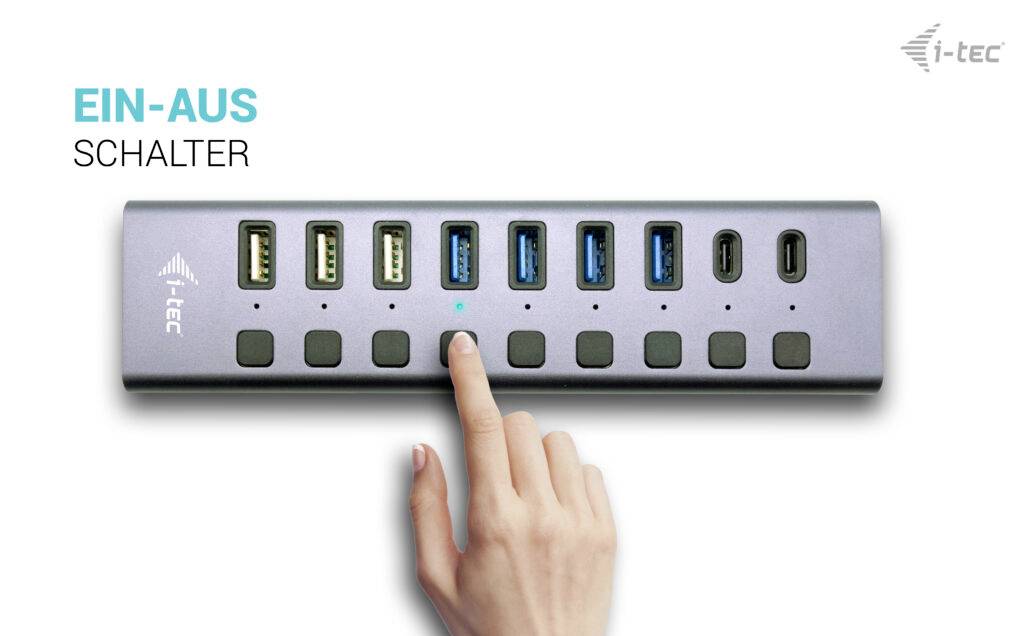 USB-Hub mit acht Anschlüssen und einem Ein-/Aus-Schalter. Eine Hand zeigt auf den Schalter. Oben links steht 'Ein-Aus Schalter'.