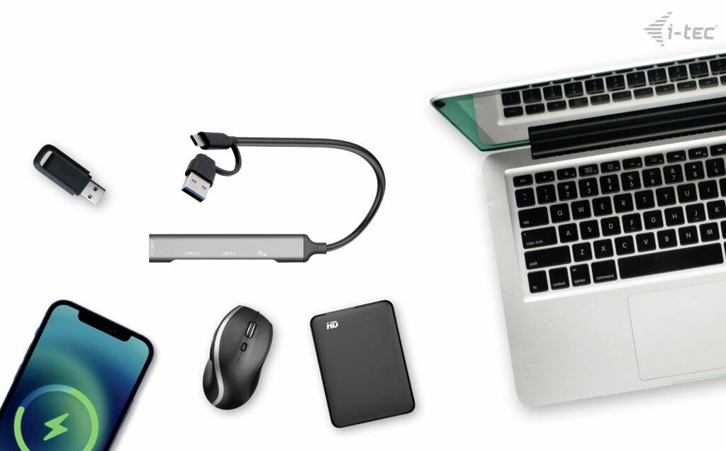 Laptop mit angeschlossenem USB-Hub, umgeben von USB-Stick, Maus, externem Laufwerk und Smartphone. Markenlogo oben rechts.