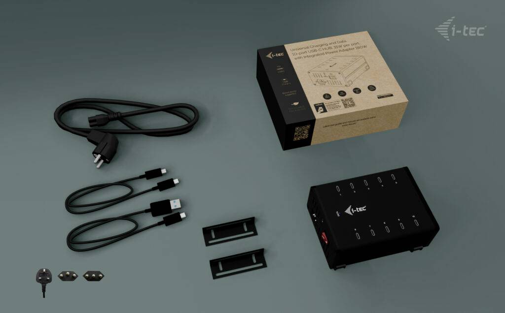 Abgebildet ist ein Set bestehend aus einer schwarzen Geräteteilebox, zwei Halterungen, einem Kabel mit Stecker, einem USB-Kabel und einer Verpackung.