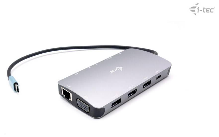 Ein silberner USB-C-Dockingstation-Hub mit mehreren Anschlüssen, darunter USB, HDMI und Ethernet. Links ein kurzes Kabel.