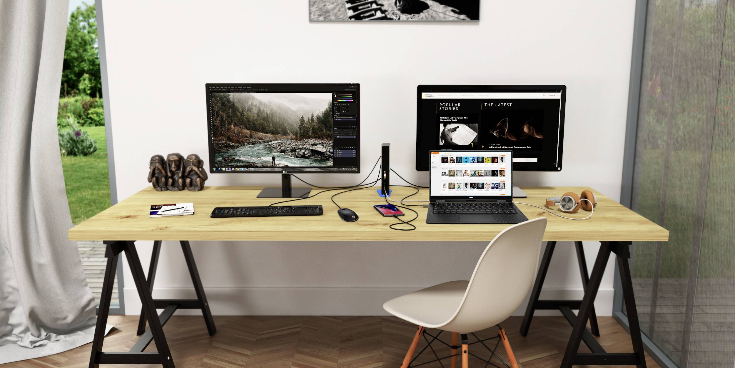 Ein moderner Schreibtisch mit zwei Bildschirmen, einem Laptop und diversen technischen Geräten, mit Blick auf einen Garten im Hintergrund.