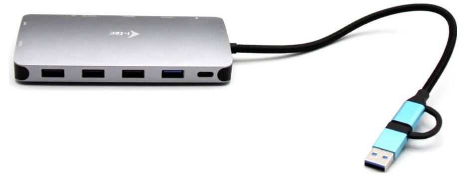 Ein silberner USB-Hub mit vier Anschlüssen und einem blauen USB-Stecker, verbunden über ein schwarzes Kabel.