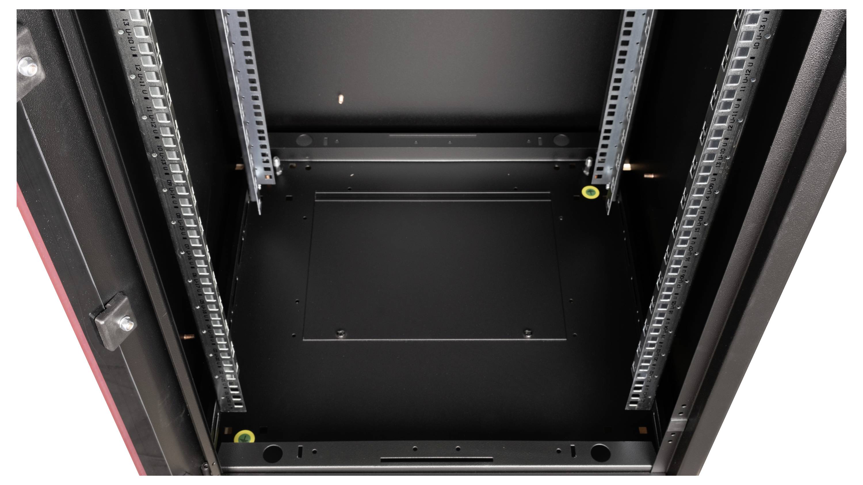 Serverraum mit leeren Racks, bereit zur Installation von Hardware. Die Umgebung ist sauber und gut strukturiert.