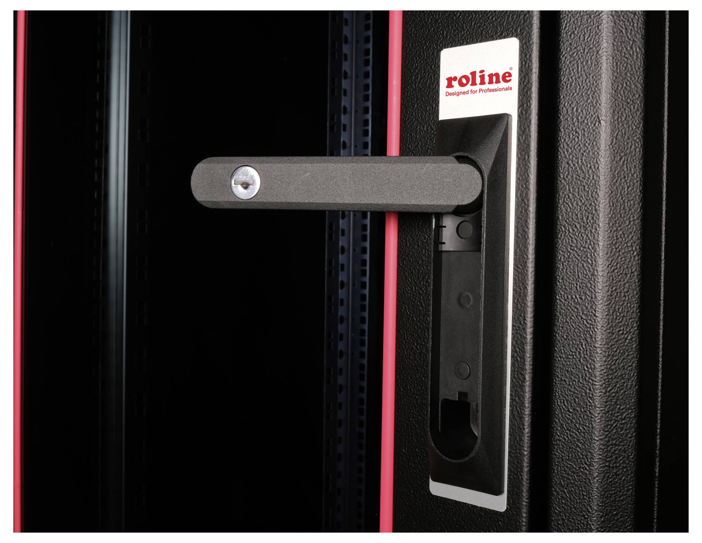 Ein schwarzer Griff an einer schwarzen Fläche, mit dem weißen Etikett 'roline' oben rechts. Geeignet für den Gebrauch an Schränken.