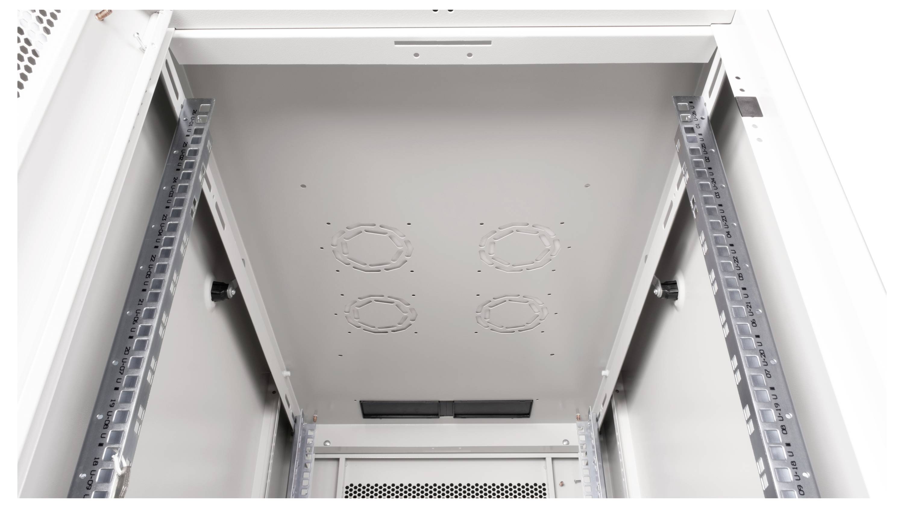 Innenansicht eines leeren Serverracks mit montierbaren Schienen an den Seiten. Die Decke zeigt Ausstanzungen für Lüfter oder Kabel.
