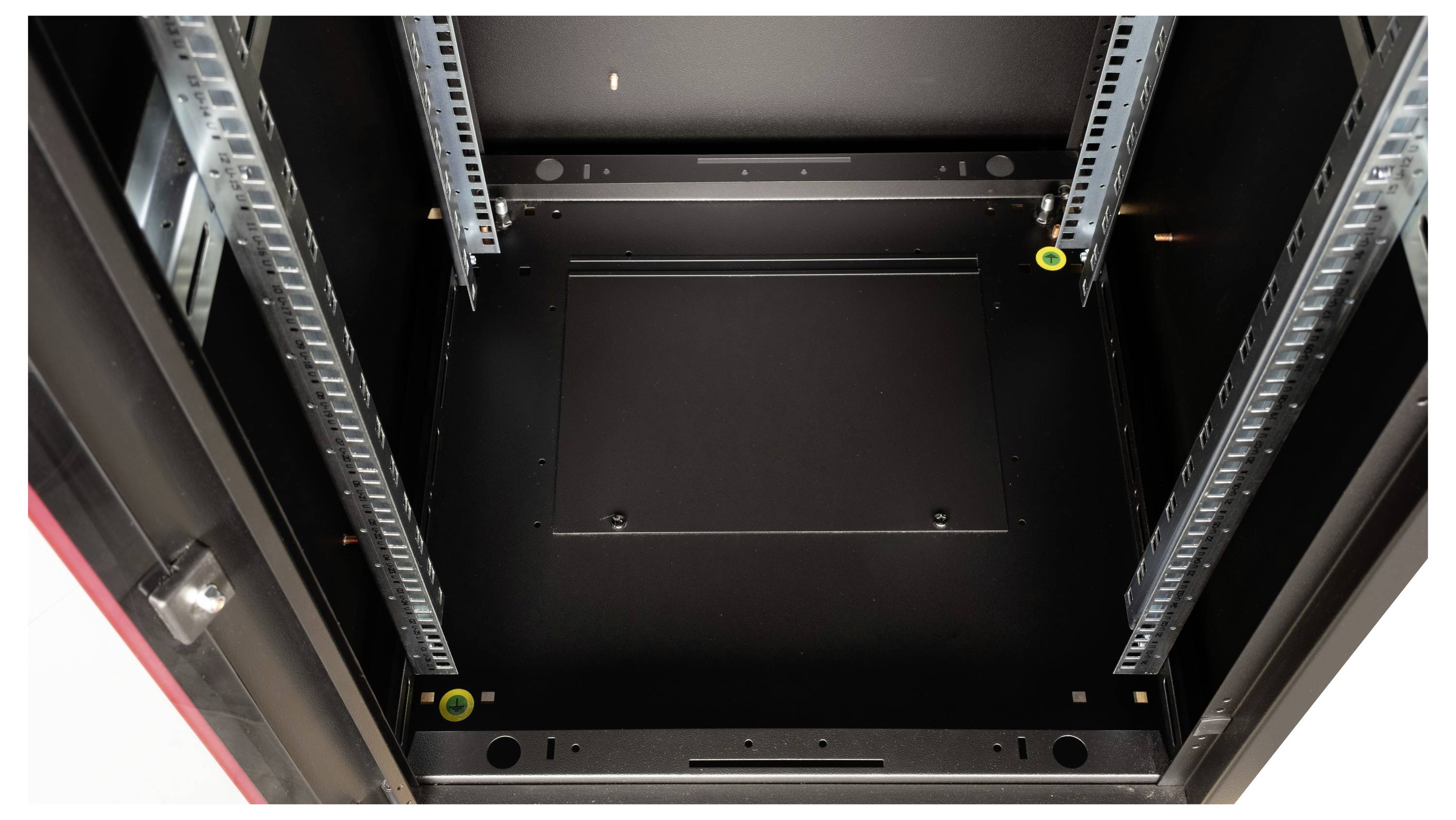Ein leerer Server-Rack-Schrank mit zwei vertikalen Metallschienen an den Seiten und einer schwarzen Bodenplatte, betrachtet von oben.