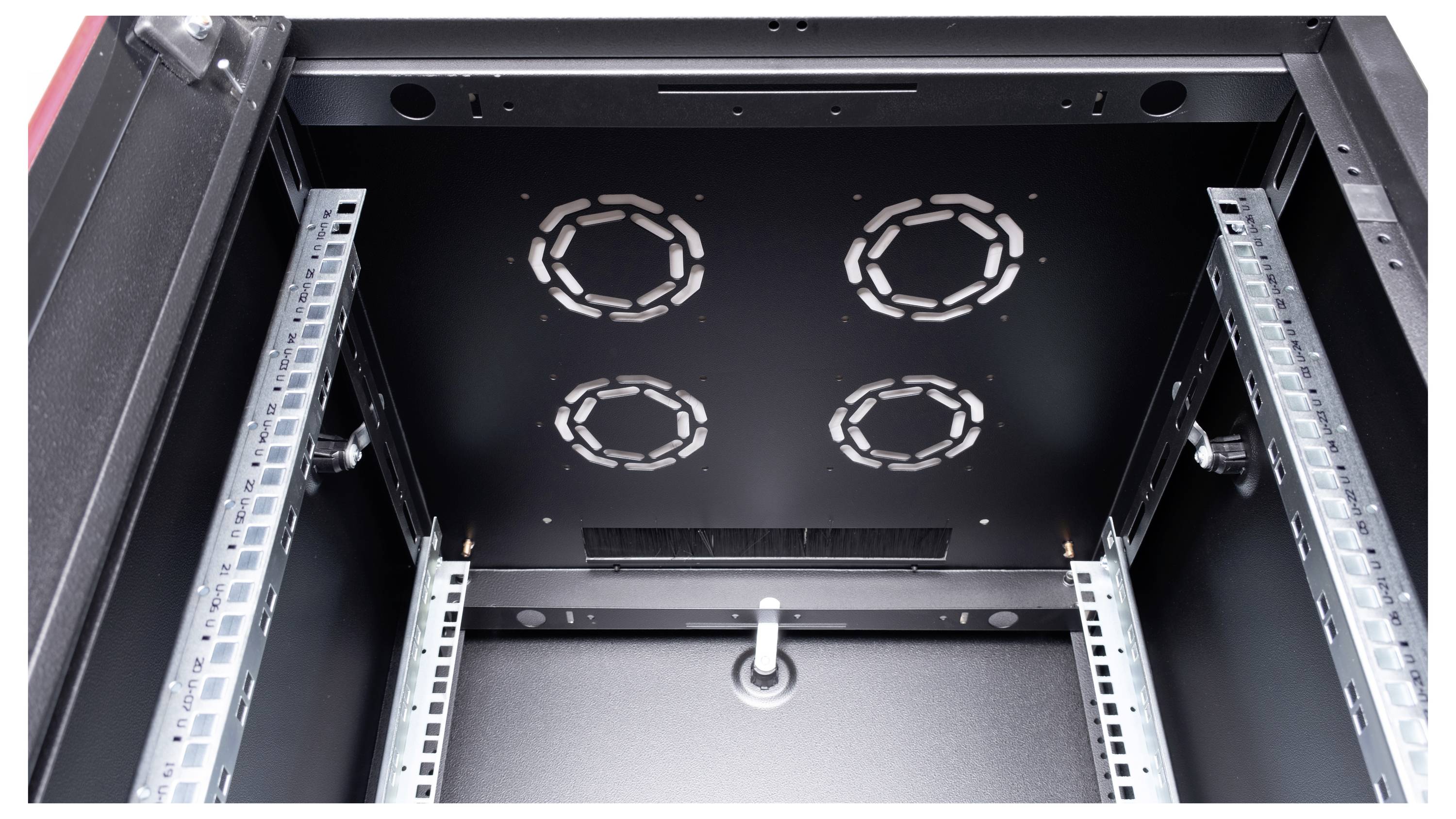 Leerer Server-Rack-Schrank mit Lüftungsschlitzen an der Decke, geeignet zur Aufnahme von IT-Ausrüstung in einem Rechenzentrum.