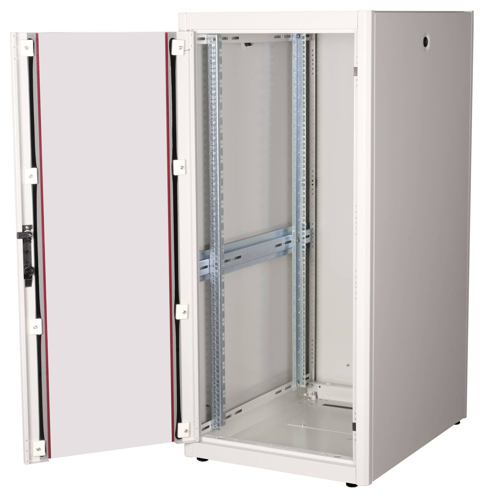 Ein geöffneter, leerer Serverschrank mit Metallrahmen und Riegeln. Geeignet zur Aufnahme von Netzwerk- und Serverausrüstung.