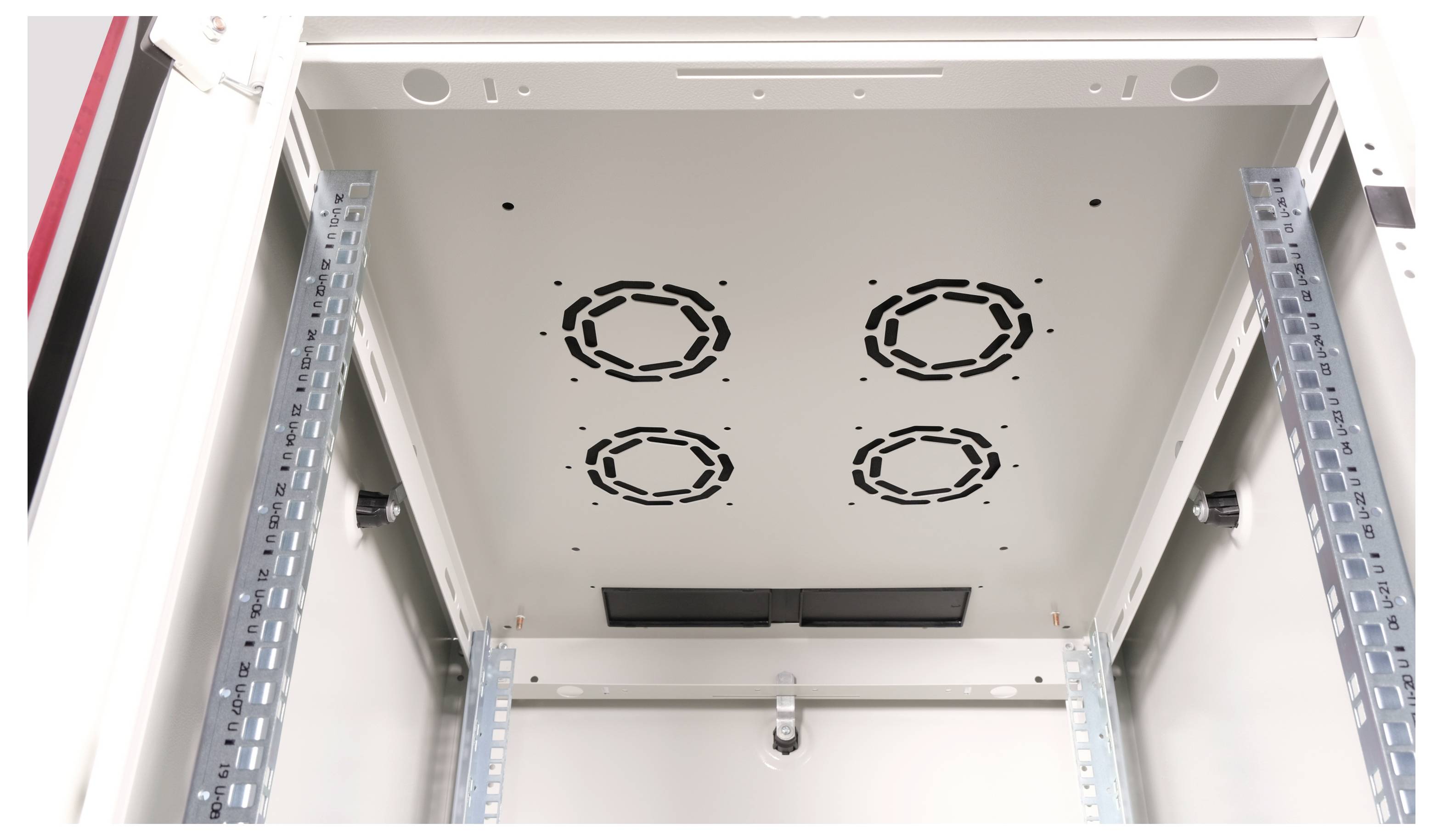 Ein Blick in das Innere eines grauen Server-Racks mit vier runden Lüftungsgittern an der Oberseite, umgeben von zwei Metallschienen.