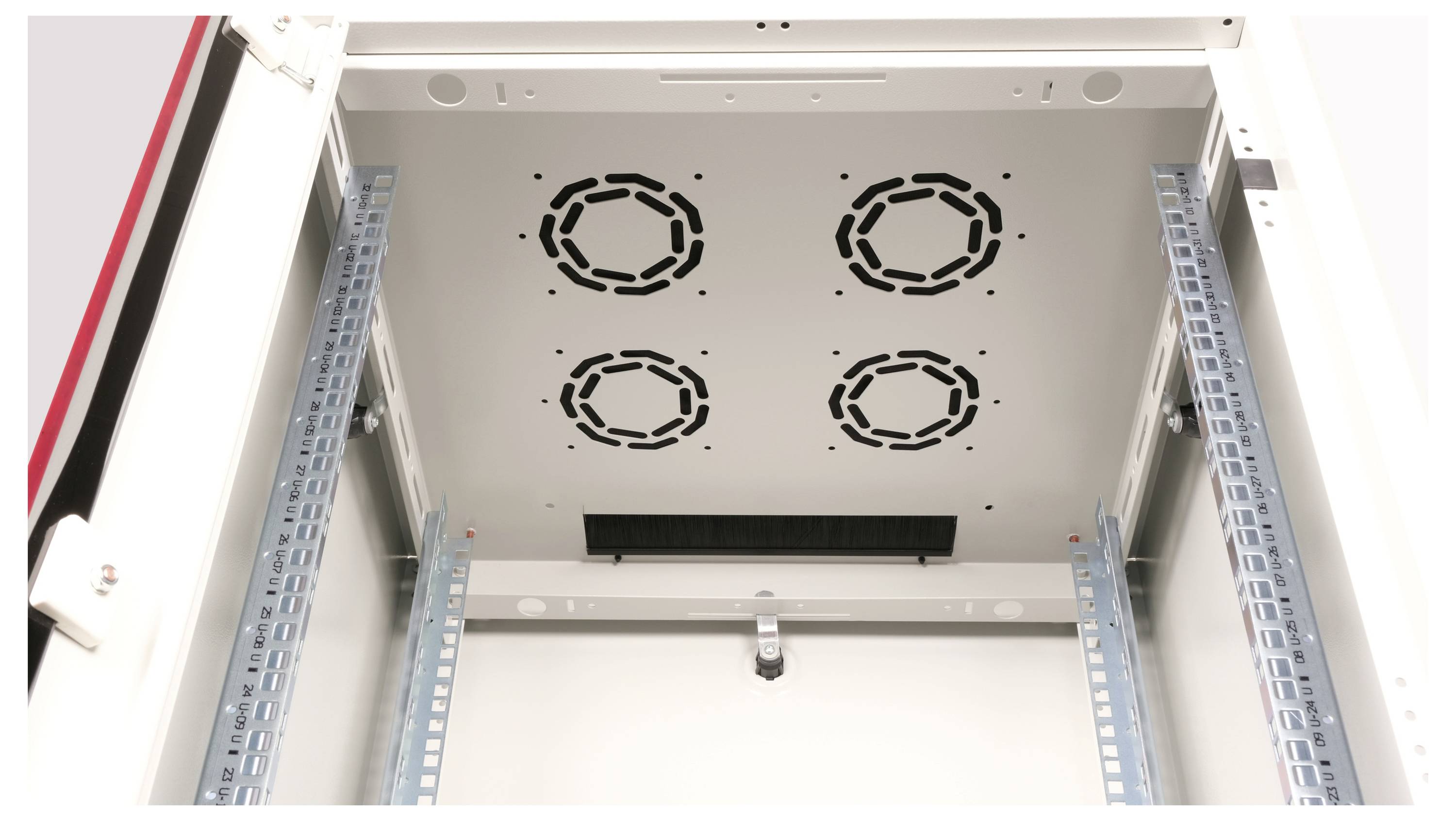 Ein leerer Serverraum mit vier Belüftungsöffnungen an der Decke und zwei seitlichen Schienensystemen für die Montage von Geräten.