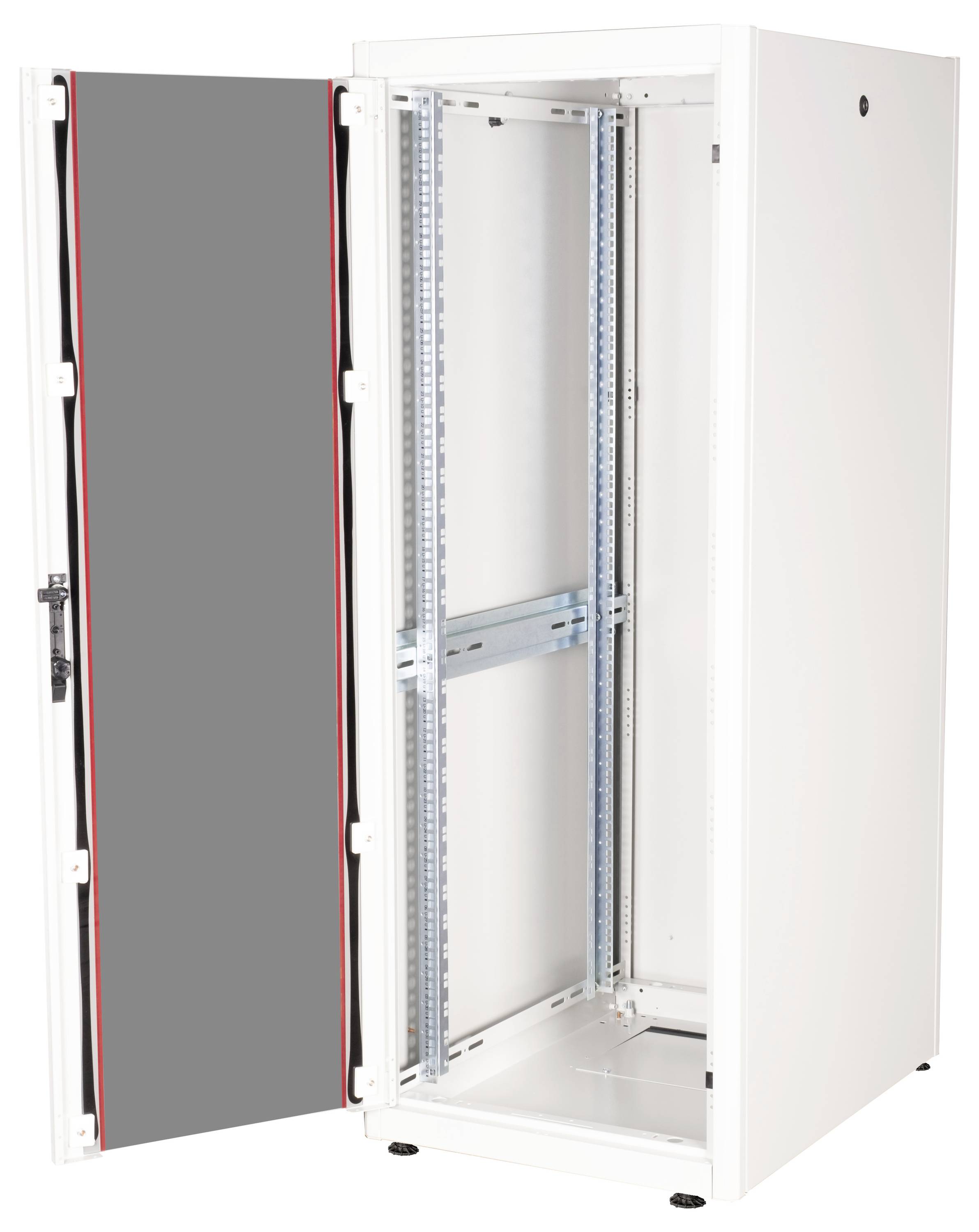 Ein weißer, offener Netzwerkschrank mit einer offenen Seitentür, bereit zur Installation von Server- oder Netzwerkgeräten.