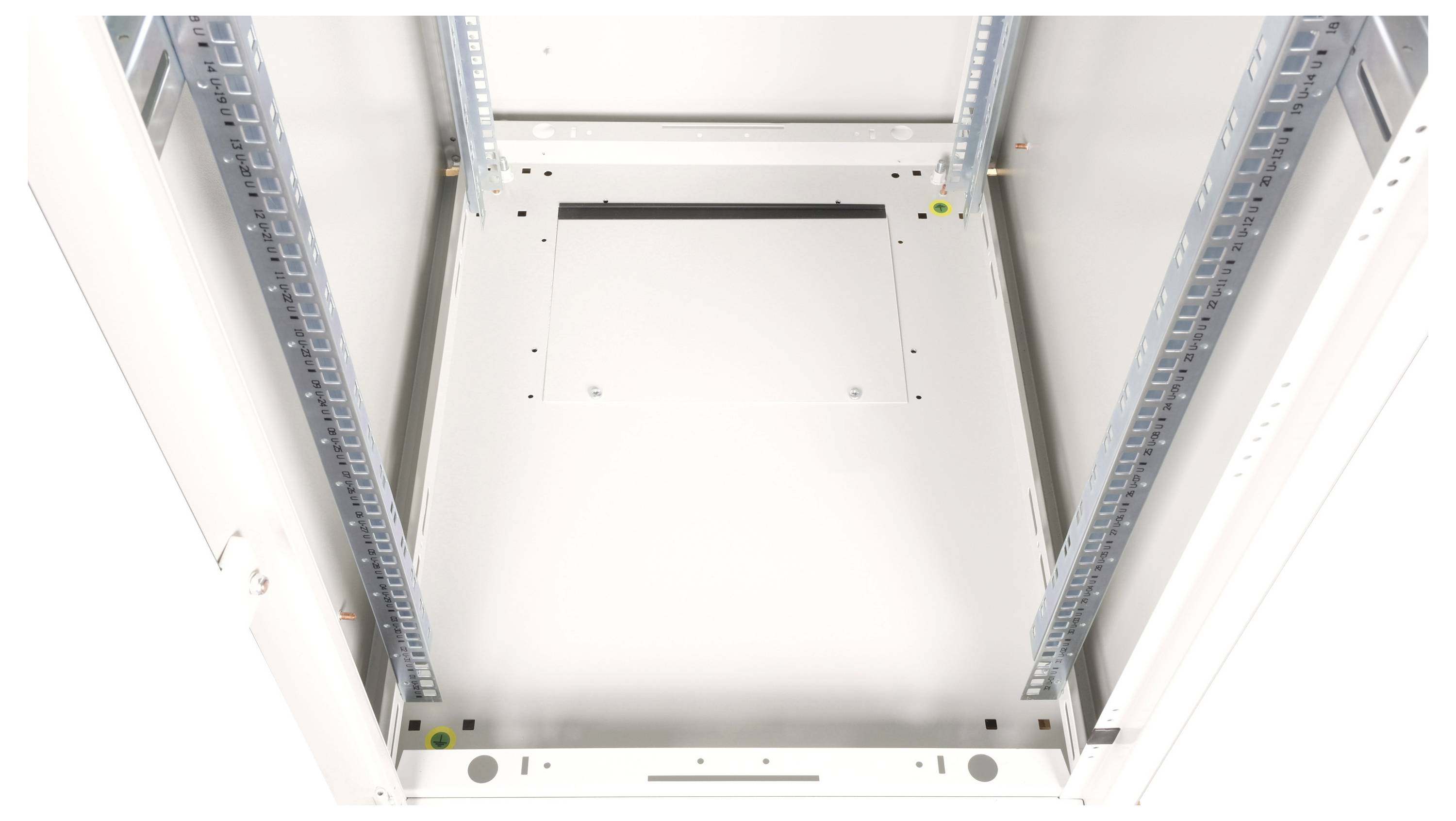Ein leerer, weißer Serverschrank von oben fotografiert, zeigt Montageschienen an den Seiten und eine offene Bodenplatte.