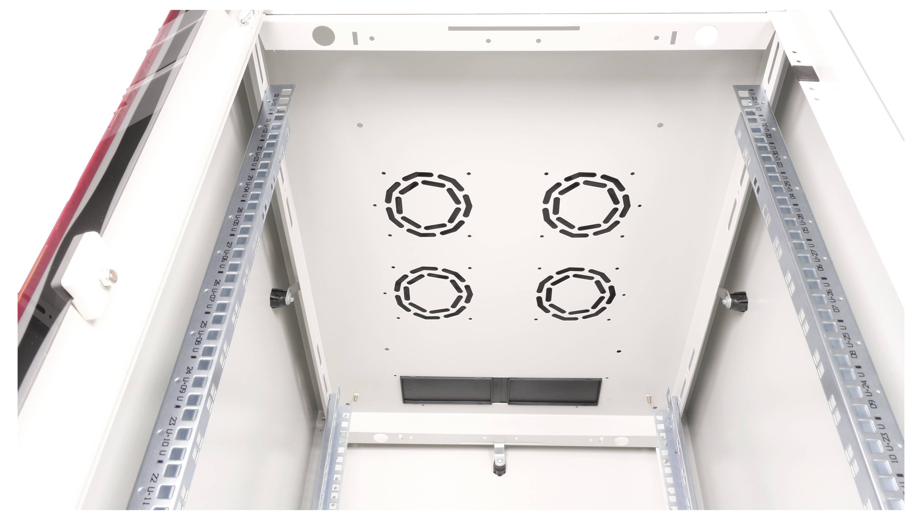 Elektronikgehäuse von innen, Deckenansicht mit vier Lüftungslöchern und Metallstreben an den Seiten zur Gerätbefestigung.
