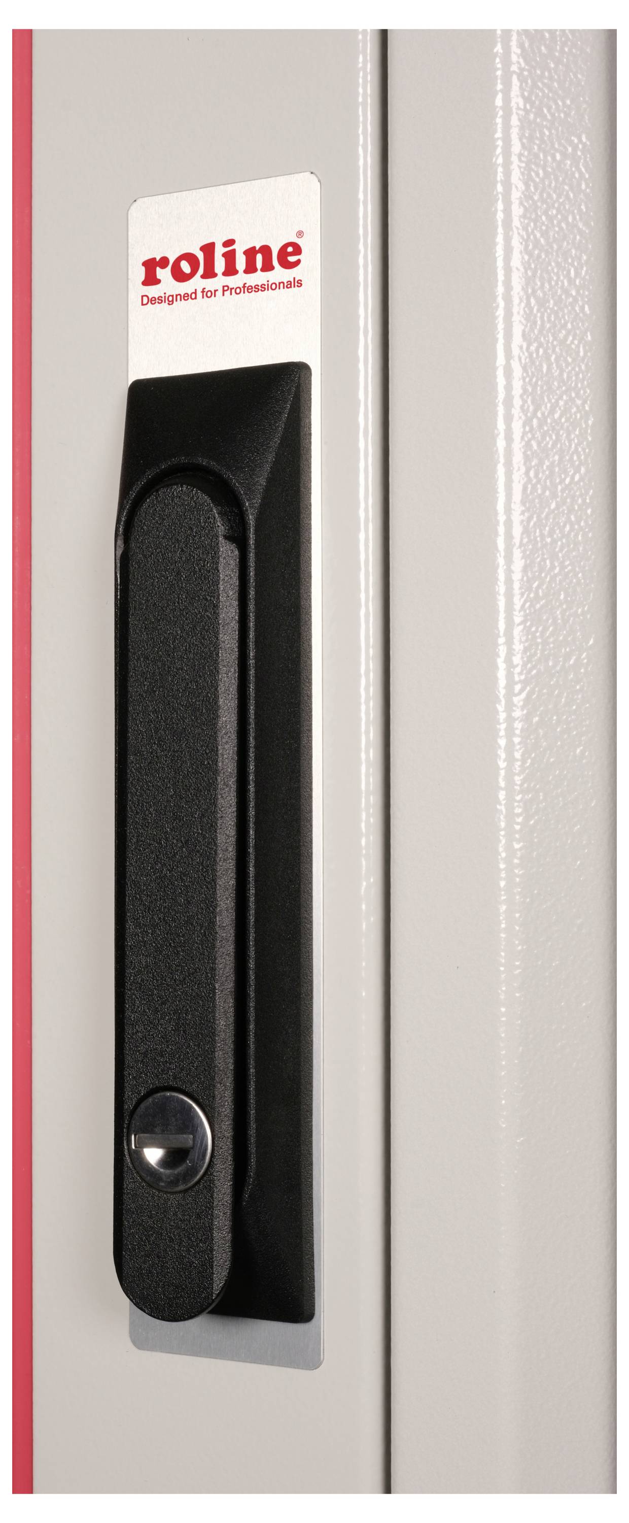 Griff an einem grauen Schrank mit rotem Streifen. Oben Schriftzug 'roline Designed for Professionals'.